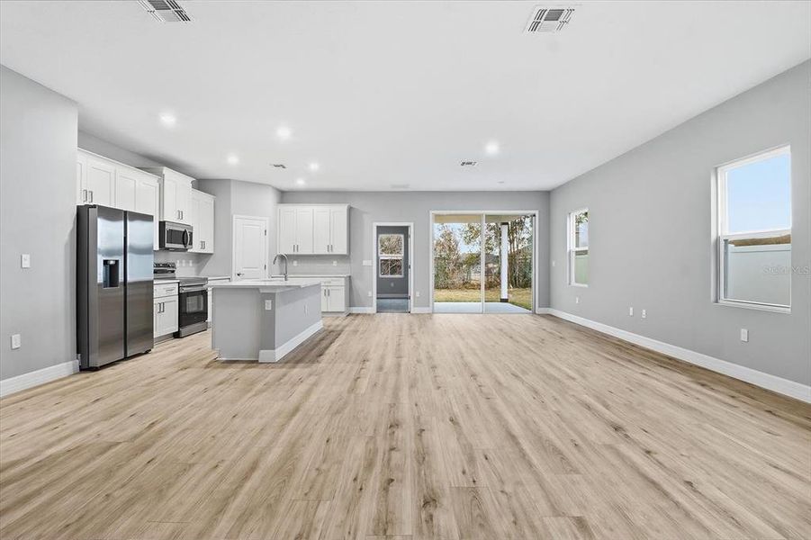 Spacious, unfurnished interior of a new home in , Ocala (Image 27).