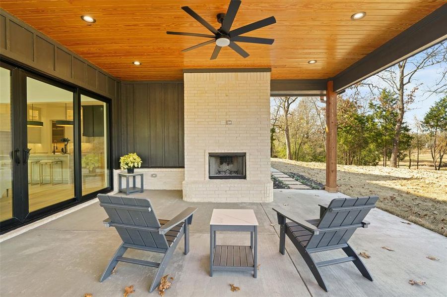 Exterior details and patio area of a home in , Malakoff (Image 4).
