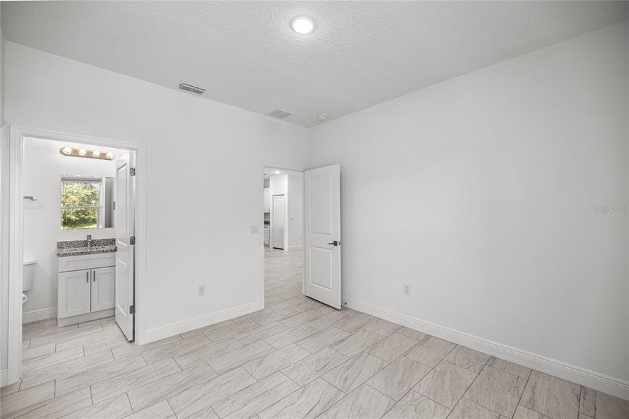 Spacious, unfurnished interior of a new home in , Ocala (Image 10).