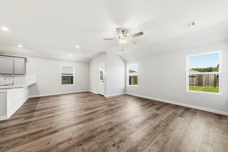 Spacious, unfurnished interior of a new home in Caney Mills, Conroe (Image 10).