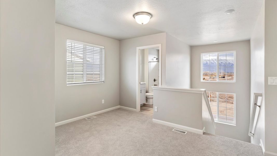Spacious, unfurnished interior of a new home in Reunion, Commerce City (Image 20).