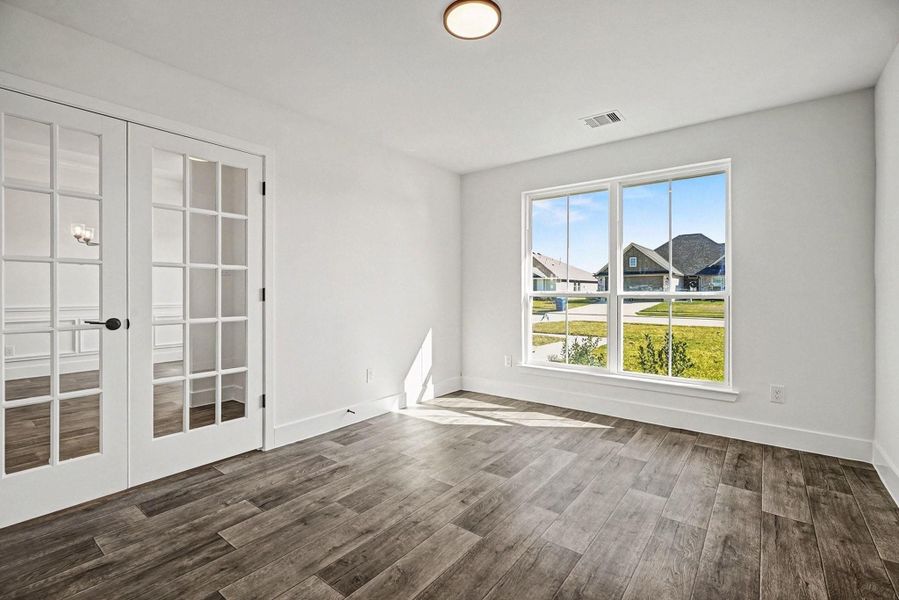 Spacious, unfurnished interior of a new home in , Angleton (Image 15).