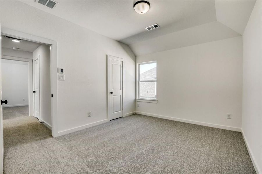 Spacious, unfurnished interior of a new home in Ten Mile Creek, Celina (Image 15).