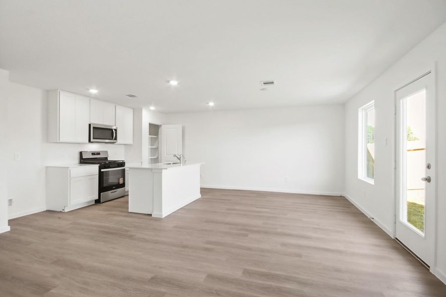 Spacious, unfurnished interior of a new home in Silverthorne, Conroe (Image 9).