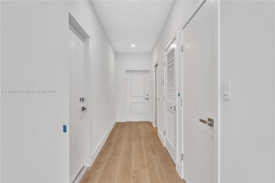 Spacious, unfurnished interior of a new home in , Coral Springs (Image 27).