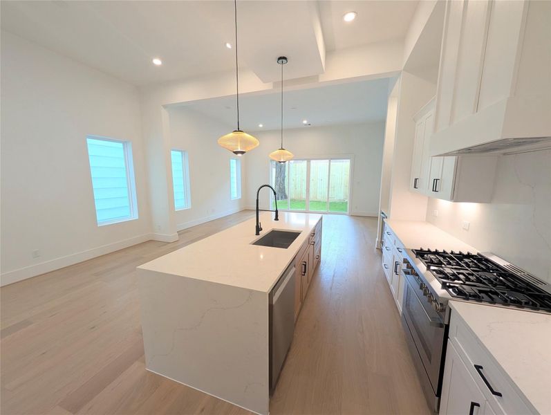 (Photos are of a previously completed home. Finishes are subject to change.) (Photos are of a previously completed home. Finishes are subject to change.)
