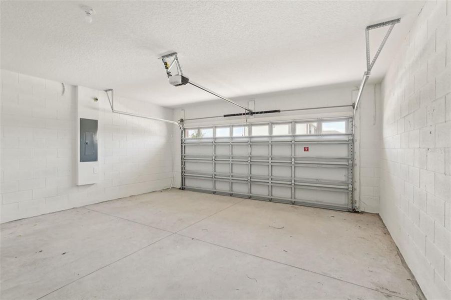 Spacious, unfurnished interior of a new home in Eden Hills, Lake Alfred (Image 14).