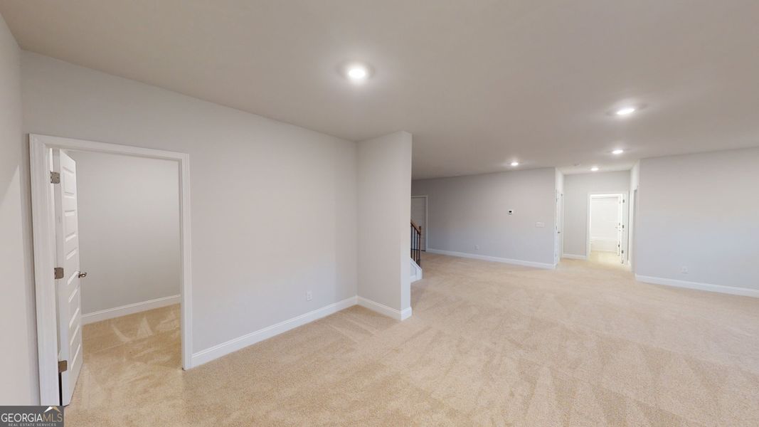 Spacious, unfurnished interior of a new home in Oakview Estates, Macon (Image 17).