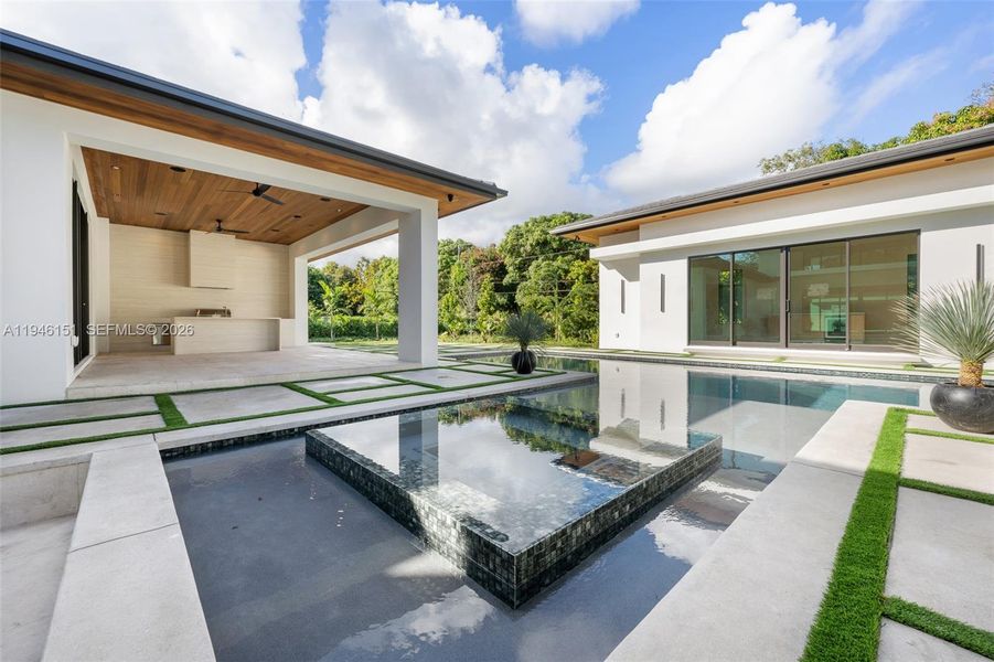 Exterior details and patio area of a home in , Pinecrest (Image 4).