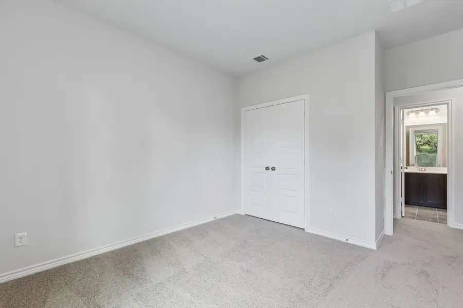 Spacious, unfurnished interior of a new home in Eagle Cove, Denton (Image 27).