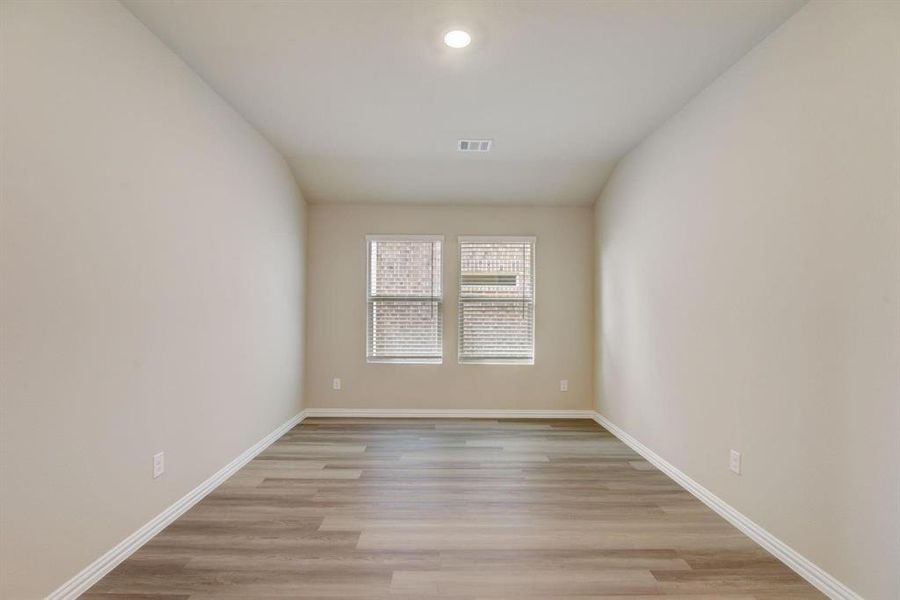 Spacious, unfurnished interior of a new home in Stratton Place, Greenville (Image 9).