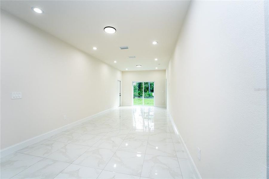Spacious, unfurnished interior of a new home in , Deland (Image 13).