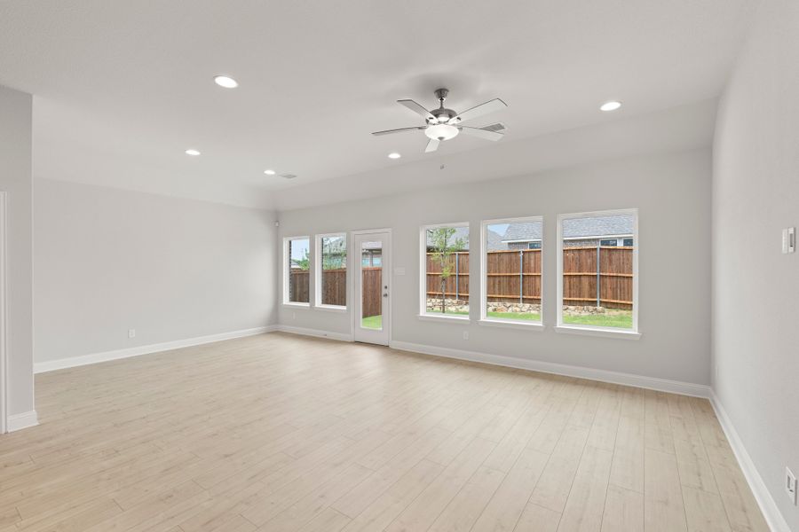 Spacious, unfurnished interior of a new home in Creekside, Royse City (Image 13).