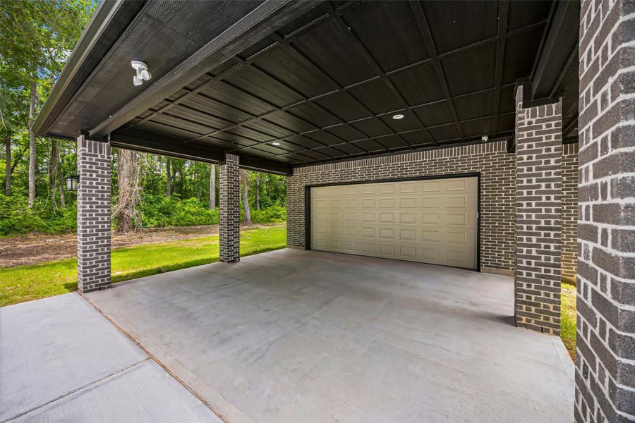 Exterior details and patio area of a home in , Splendora (Image 3).