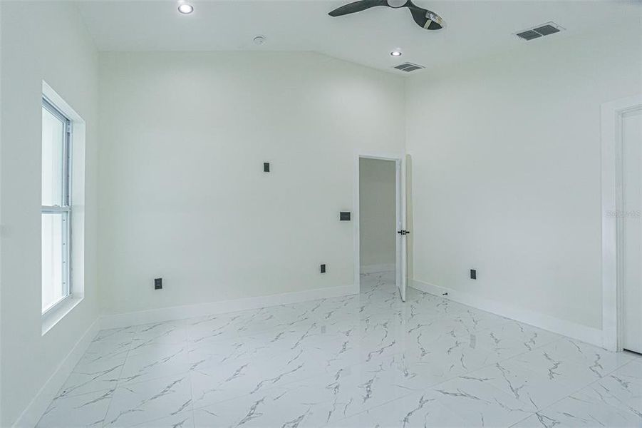 Spacious, unfurnished interior of a new home in , Tampa (Image 16).