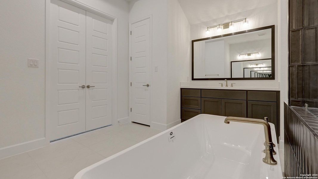 Furnished interior view inside a new home in Esperanza 80', Boerne (Image 13).