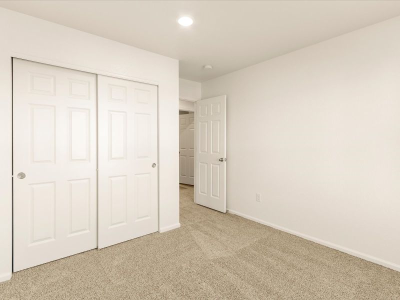Spacious, unfurnished interior of a new home in Lake Bluff, Greeley (Image 15).