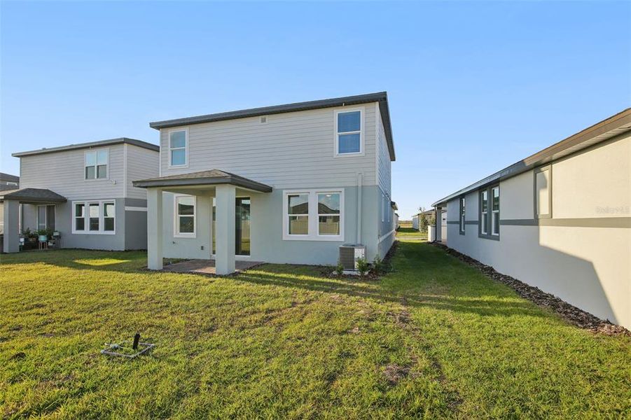 Exterior details and patio area of a home in , Lake Alfred (Image 18).