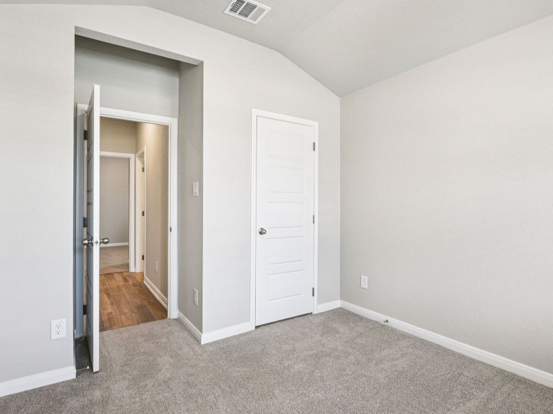 Spacious, unfurnished interior of a new home in Comanche Ridge, San Antonio (Image 24).