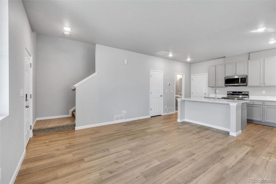 Spacious, unfurnished interior of a new home in Spring Valley, Longmont (Image 23).
