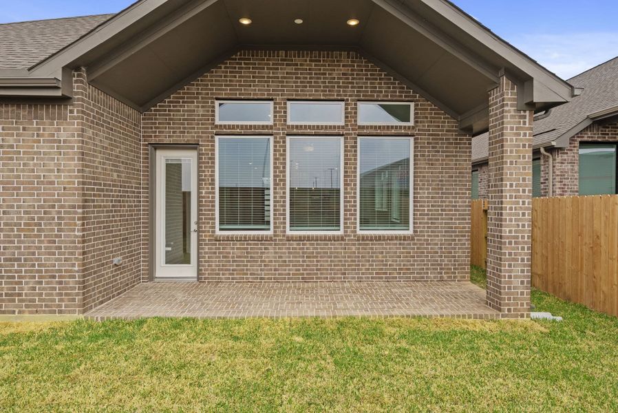 Exterior details and patio area of a home in Wood Leaf Reserve, Tomball (Image 4).