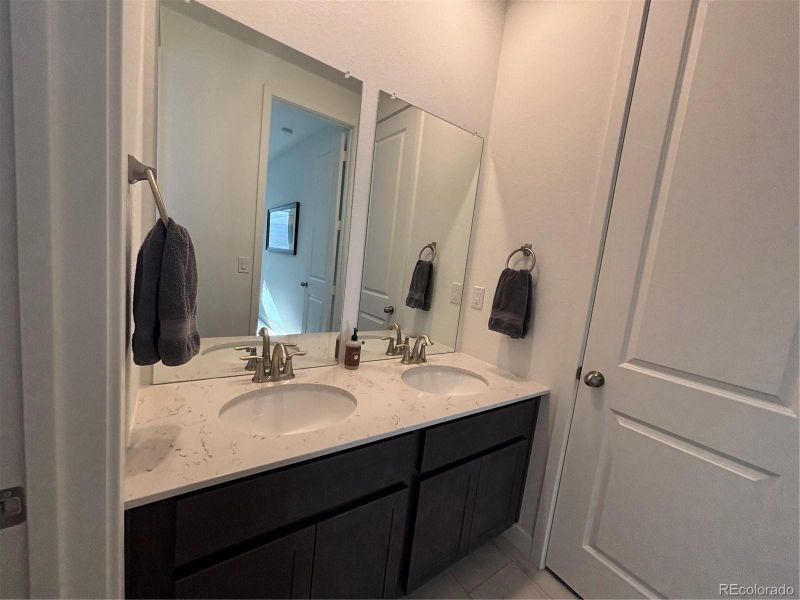 Full bathroom double vanity