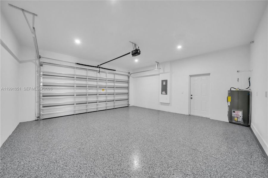 Spacious, unfurnished interior of a new home in , Lehigh Acres (Image 21).