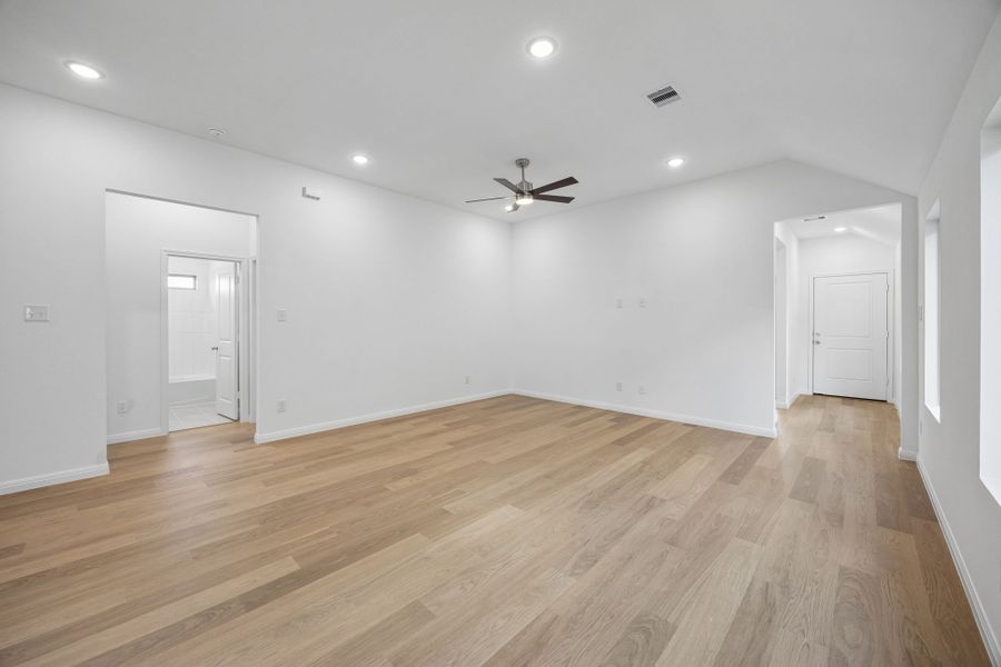 Spacious, unfurnished interior of a new home in Riviera Pines, Huffman (Image 18).