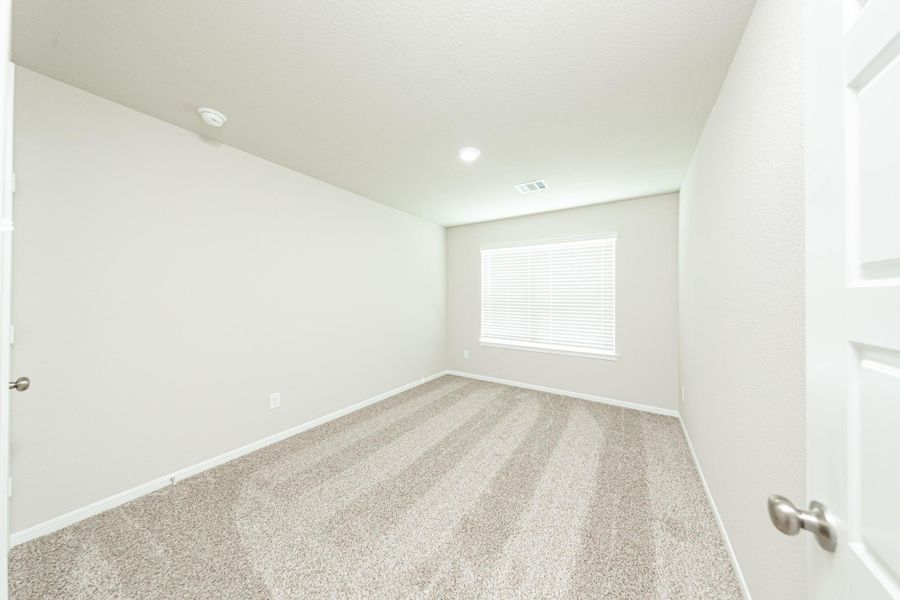 Spacious, unfurnished interior of a new home in Mackenzie Creek, Conroe (Image 19).