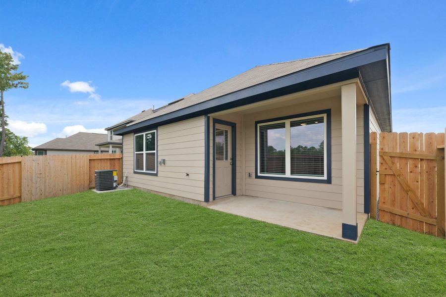 Exterior details and patio area of a home in Bammel Oaks, Houston (Image 3).