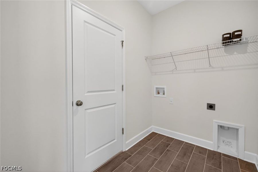Spacious, unfurnished interior of a new home in Cape Coral, Cape Coral (Image 30).