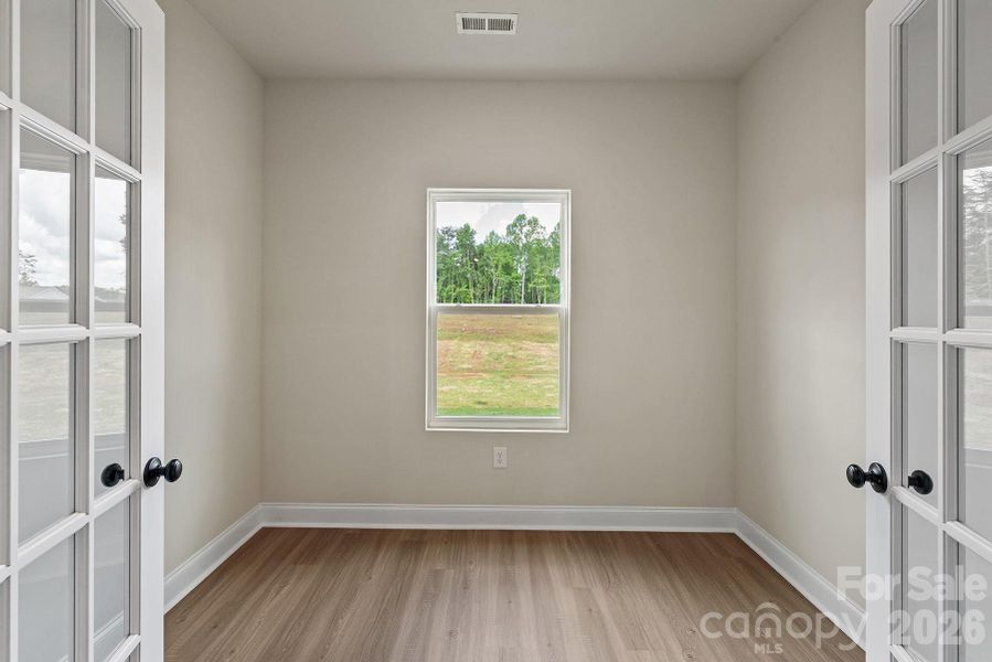 Spacious, unfurnished interior of a new home in Ascot Woods, Charlotte (Image 8).