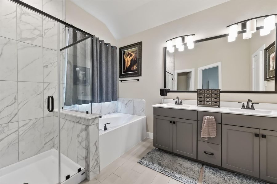 Current owners have kept that glass shower surround meticulously cleaned!! It sparkles!