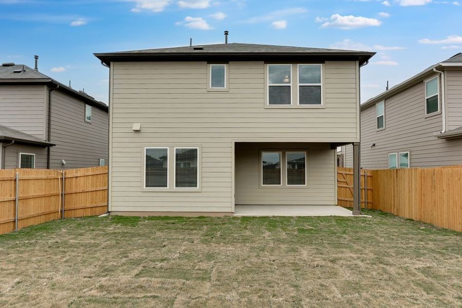 Exterior details and patio area of a home in Longview, Del Valle (Image 3).