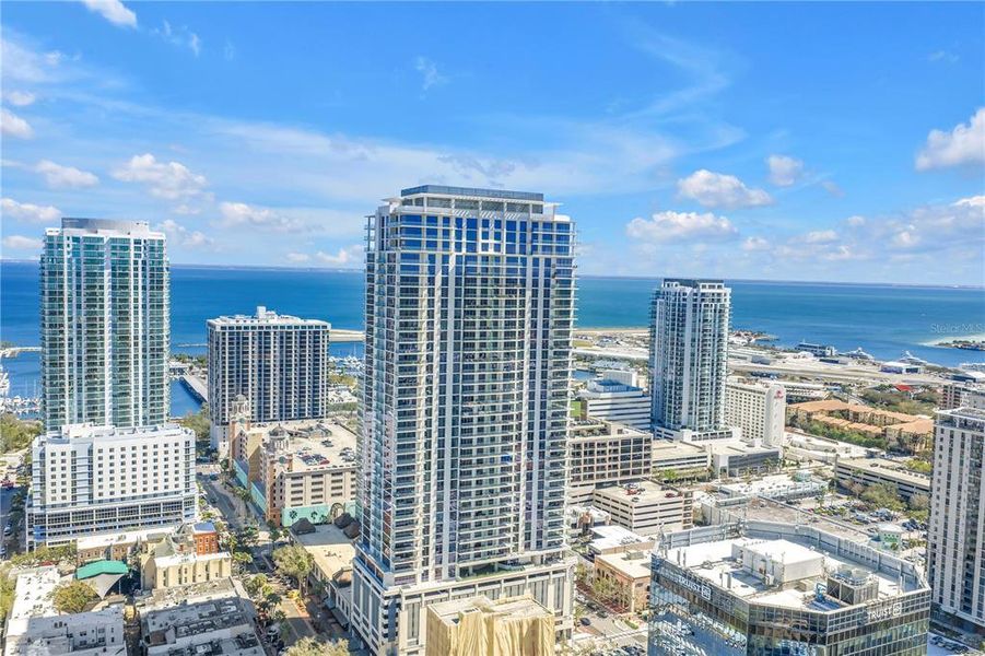 Condo located in St. Petersburg, FL showcasing its design and architecture (Image 36).
