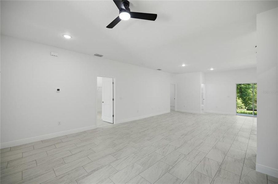Spacious, unfurnished interior of a new home in , Citrus Springs (Image 14).