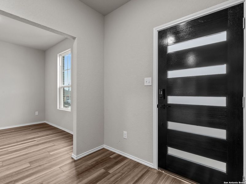 Spacious, unfurnished interior of a new home in Royal Crest, San Antonio (Image 14).