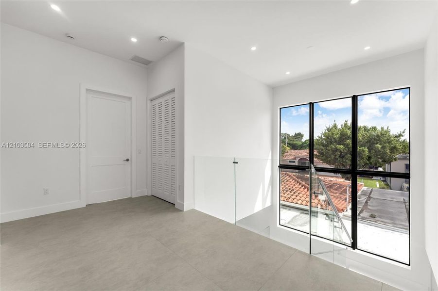 Spacious, unfurnished interior of a new home in , Miami (Image 42).