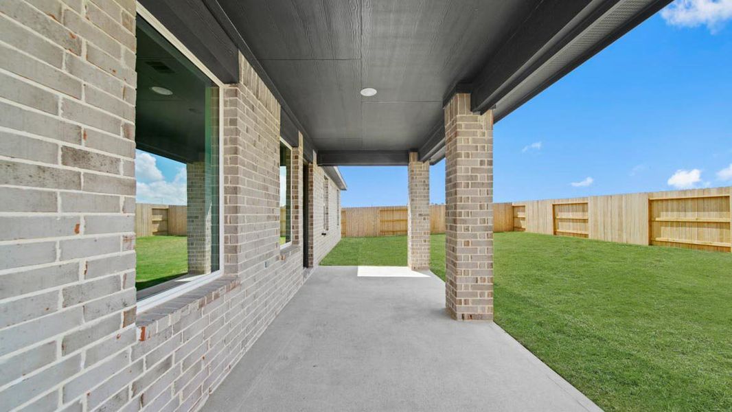 Exterior details and patio area of a home in Sunterra Lakes, Brookshire (Image 18).