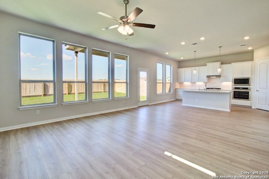 Spacious, unfurnished interior of a new home in Dauer Ranch, New Braunfels (Image 23). Spacious, unfurnished interior of a new home in Dauer Ranch, New Braunfels (Image 23).