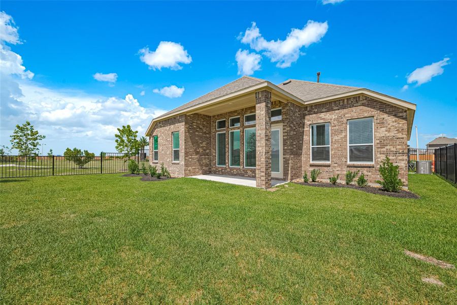 Exterior details and patio area of a home in Lago Mar, Texas City (Image 4).