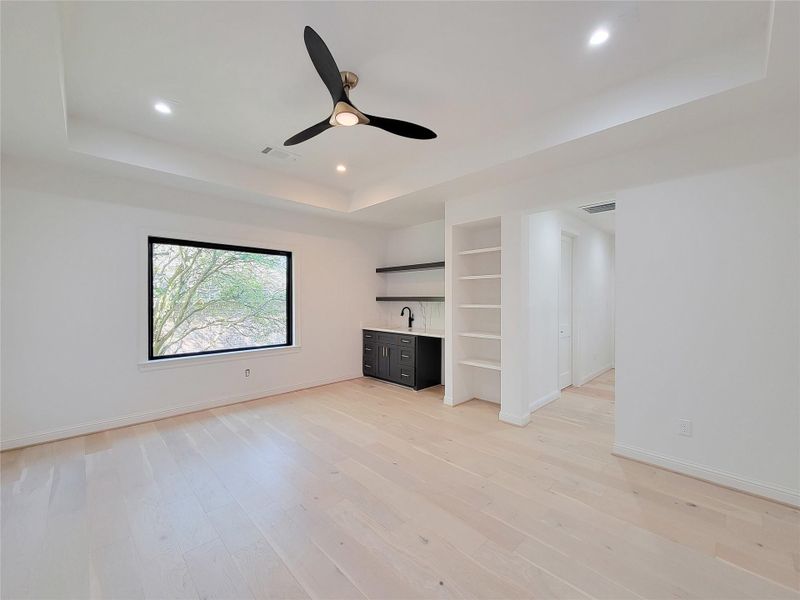 game room with wet bar