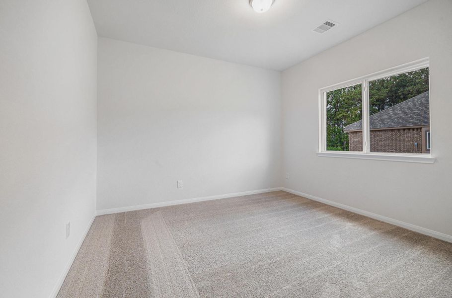 Spacious, unfurnished interior of a new home in Deer Pines, Conroe (Image 13).