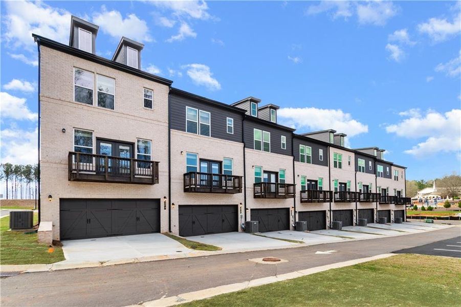 Condo located in Newnan, GA showcasing its design and architecture (Image 4).
