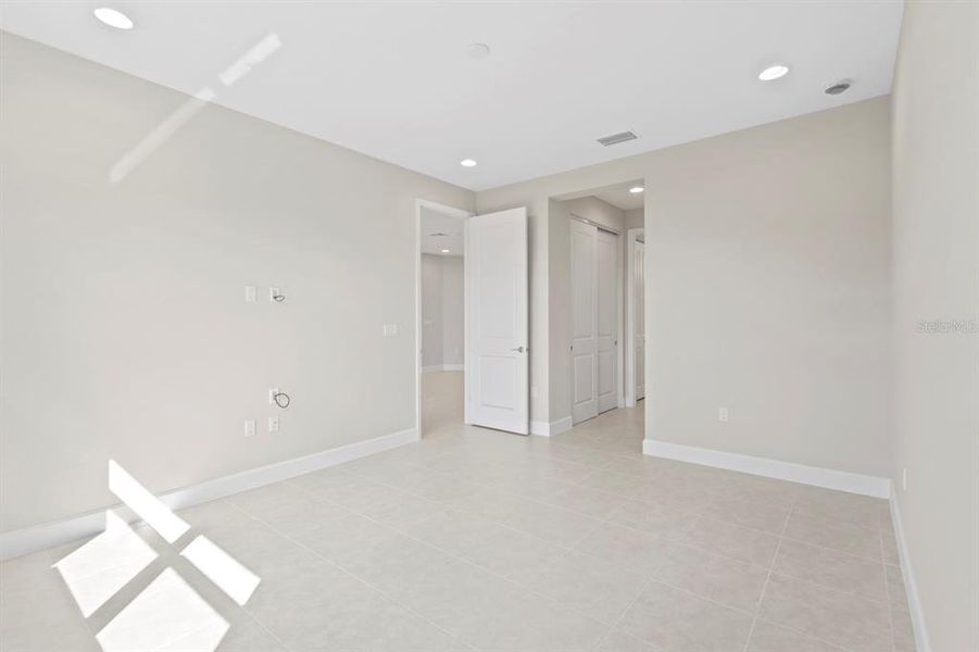 Spacious, unfurnished interior of a new home in , Fort Myers (Image 20).
