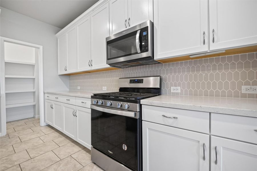Furnished interior view inside a new home in , Texas City (Image 11).
