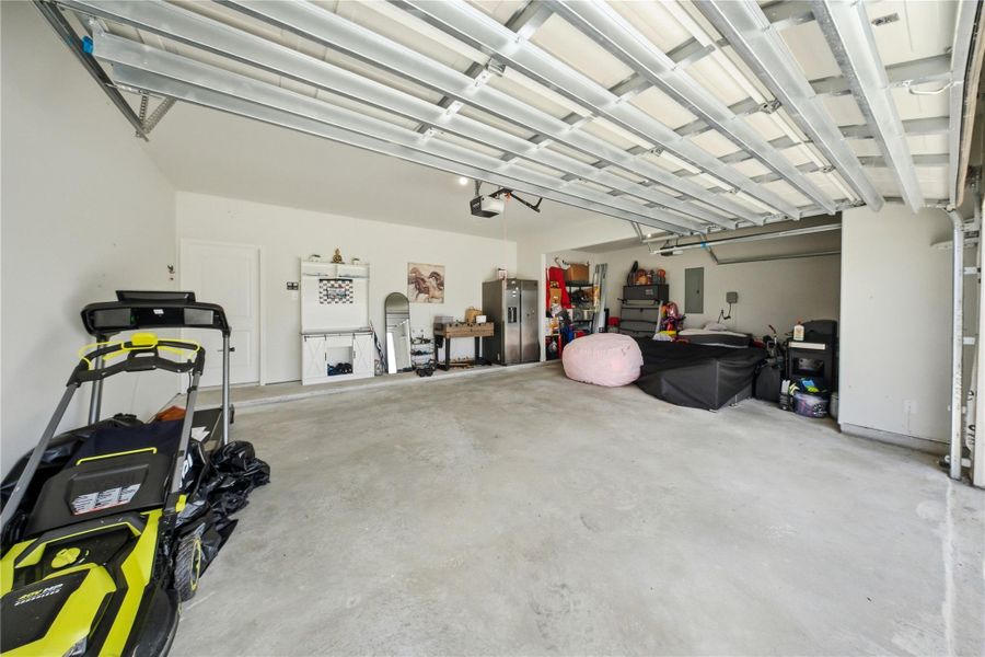 Spacious, unfurnished interior of a new home in Sierra Vista, Iowa Colony (Image 20).