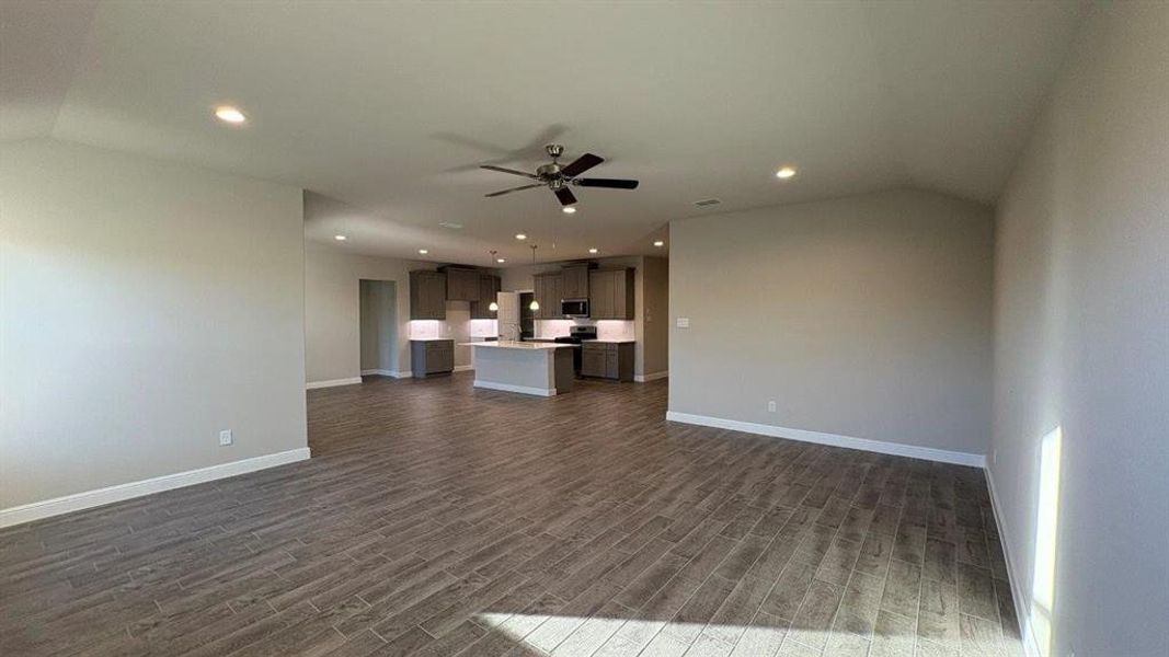 Spacious, unfurnished interior of a new home in Sandstone Estates, Granbury (Image 11). Spacious, unfurnished interior of a new home in Sandstone Estates, Granbury (Image 11).
