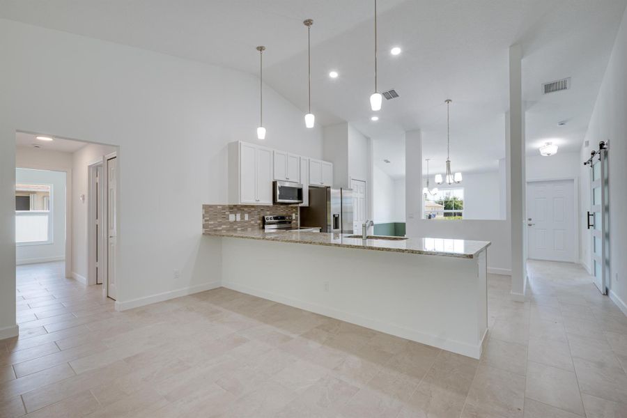 Spacious, unfurnished interior of a new home in , Vero Beach (Image 22).