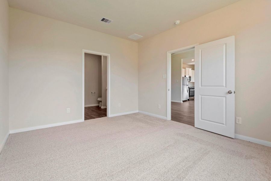 Spacious, unfurnished interior of a new home in Pinewood Trails, Cleveland (Image 12).